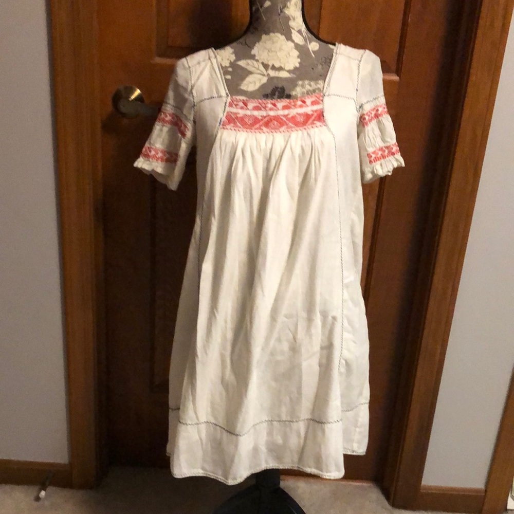 Sfera smocked boho dress in ecru with side pockets and embroidered details